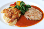 Teller mit Hähnchenschnitzel, Gemüse, Tomatensauce, Kartoffelgratin