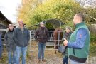 Der Betriebsleiter erklärt die Spielregeln auf der Reitanlage