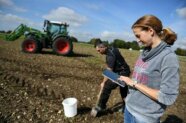 Landwirtschaftliches Unternehmerpaar nimmt Bodenproben