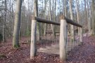 Wackelbrücke im Wald aus Holz als Spielgerät