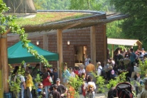 WEZ-Gebäude mit Pavillons und Festgästen