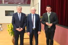 3 Personen stehen nebeneinander