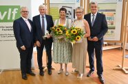 5 Personen stehen nebeneinander