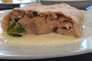 Apfelstrudel mit Vanillesauce auf einem Teller