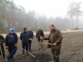 Herr Schönberger erklärt wie der Wurzelballen beschaffen sein soll