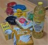 Es sind Zutaten zur Herstellung von Knete zu sehen z.B. Mehl, Öl, Lebensmittelfarbe und Salz