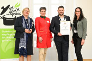 4 Personen stehen nebeneinander
