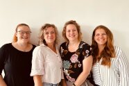 4 Personen stehen nebeneinander