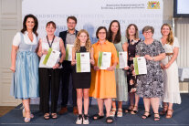 9 Personen stehen nebeneinander