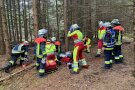 Rettungskräfte im Wald