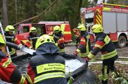 Feuerwehrleute halten einen Faltbehälter