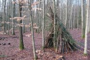 aus Ästen gebautes Tipi im Wald