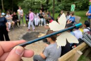 ein Stift mit text wird in die Kamera gehalten