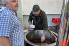 Jäger schöpft Gulasch aus der Gulaschkanone