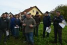 Eine Gruppe von Männern steht im Halbkreis um einen Mann.