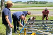 Mehrere Personen begutachten einen Striegel