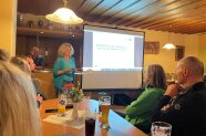 Stephanie Gebuhr spricht im Wirtshaus