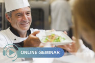 Koch reicht einen Teller mit Essen; Schriftzug Online-Seminar