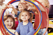 Kinder spielen mit Hula Hoop-Reifen © Sergey Novikov - fotolia.com