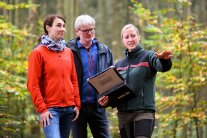 Försterin berät Ehepaar im Wald